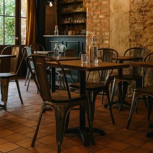 Super-Seat | Ein gemütliches Café-Interieur mit leeren Tischen und Lix stühle metall vintage holz stühle | Zwarte metalen Lix stoelen met houten zitting, houten tafels, bakstenen muren, glazen flessen en glazen. | Horecameubilair