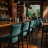 Super-Seat | Lisa Rome Catering Barhocker vintage grün | Twee personen op vintage groene leren barkrukken aan houten bar, met metalen onderstel. | Horecameubilair