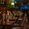 Super-Seat | Boston Gastronomie-Stapelstühle Anthrazit | Donkergrijze metalen stapelstoelen, houten tafels met kaarsen, wijnglazen en planten. | Horecameubilair