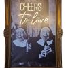 Super-Seat | Die Neonkunst 'CHEERS' in antikem Holzgoldrahmen (100x75cm) | Zwarte-witte foto, houten goudkleurige lijst, flesjes bier, neon "CHEERS" tekst. | Horecameubilair