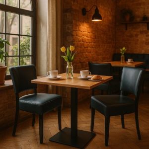 Super-Seat | Catering set Lisa black en Castle tafel | Zwarte metalen stoelen, zwarte tafel; eiken melamine blad; warme, lichte sfeer. | Horecameubilair