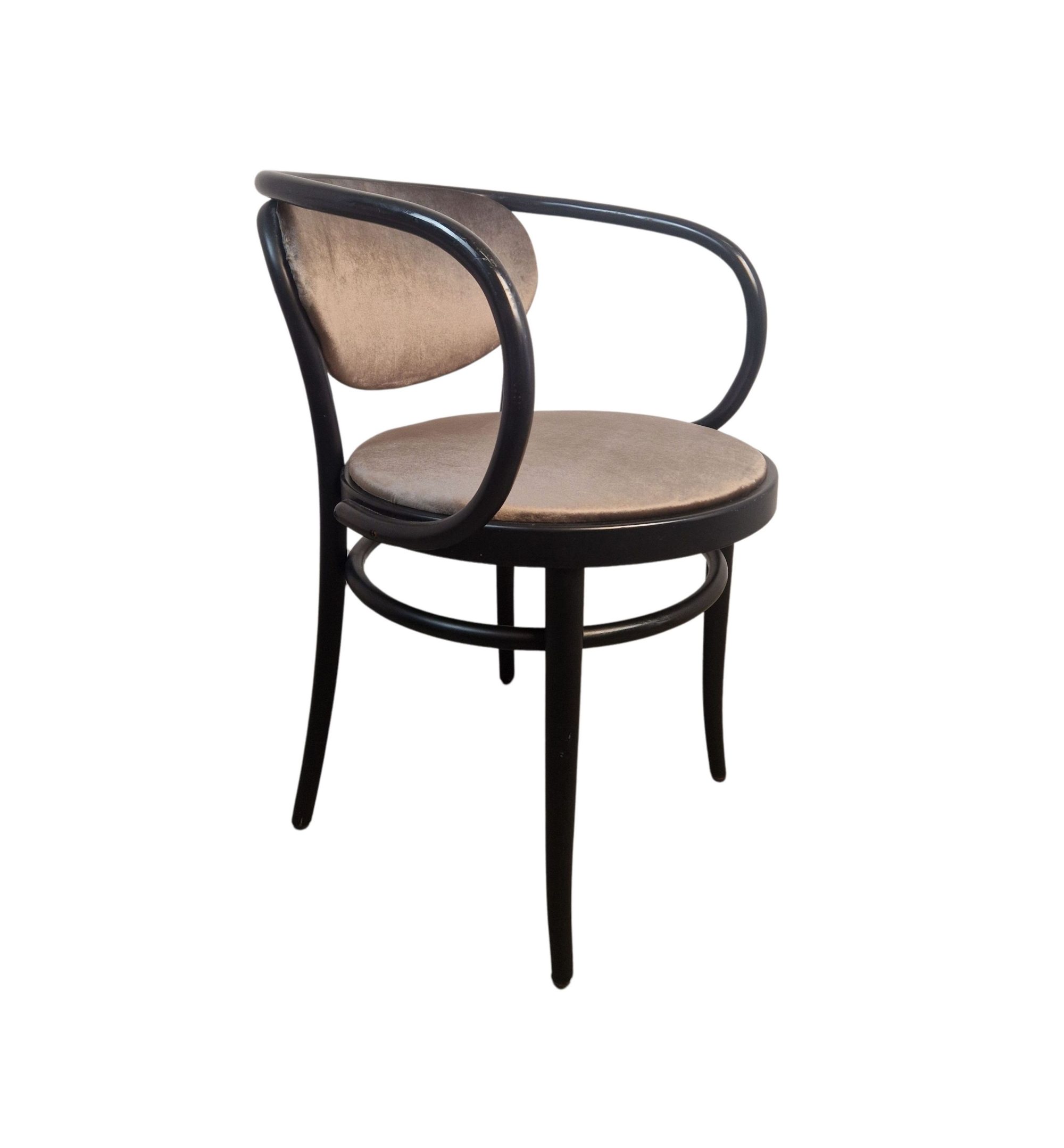 Super-Seat | The Michael Thonet 210 vintage bentwood armchair | Donker-mocha gebogen hout, ronde rug en zitting bekleed met lichtbeige stof. | Horecameubilair